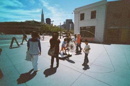 Kinder spielen außerhalb des Exploratoriums