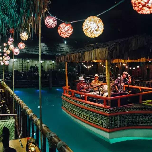 家庭乐队在贝博体彩app费尔蒙特酒店著名的汤加房间的泻湖上演奏。.