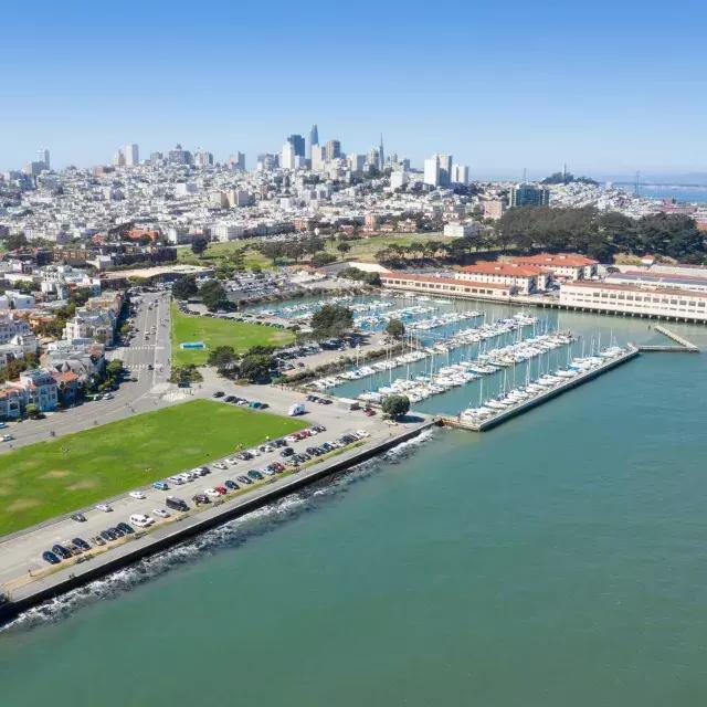 Luftaufnahme von Fort Mason mit der Skyline von San Francisco in der Ferne.